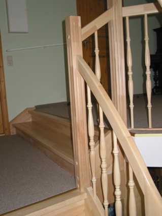 Helle Holztreppe aus gebleichter Buche