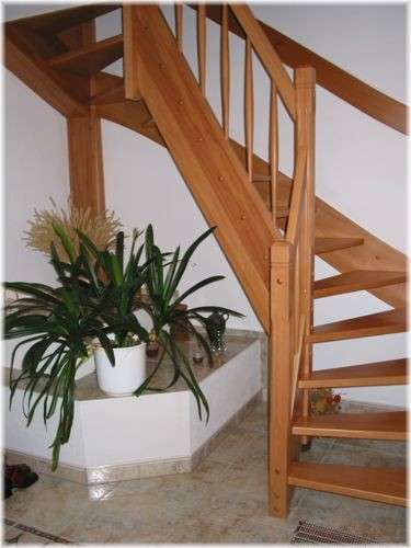 Holztreppe aus gedämpfter Buche