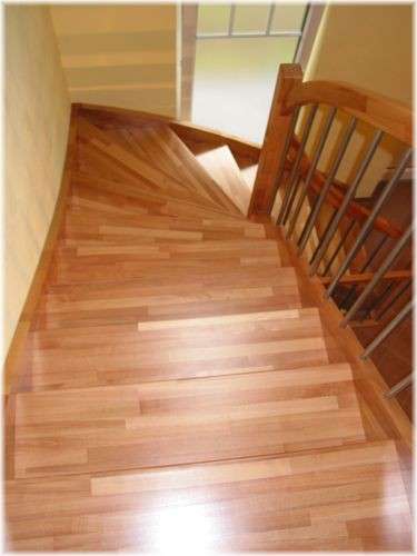 Treppe aus keilgezinkter Buche
